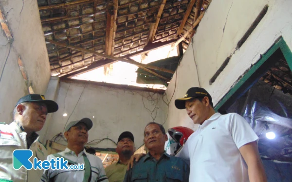 Thumbnail Berita - Bupati Sidoarjo Subandi Bantu Perbaiki Rumah Hampir Ambruk, Pemiliknya Sakit Stroke