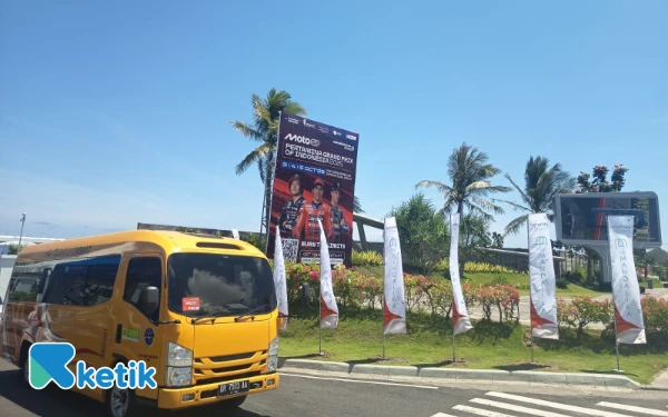 Patung Jokowi di Depan Sirkuit Mandalika Tertutup Baliho di MotoGP 2025