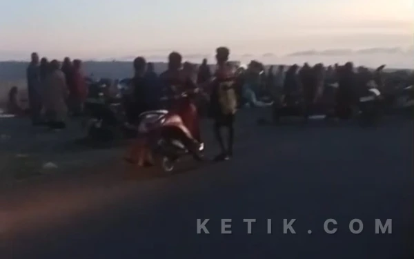 Thumbnail Berita - Senter dan Karung Jadi Andalan, Pasar Tako Siang di Obi Tetap Berjalan