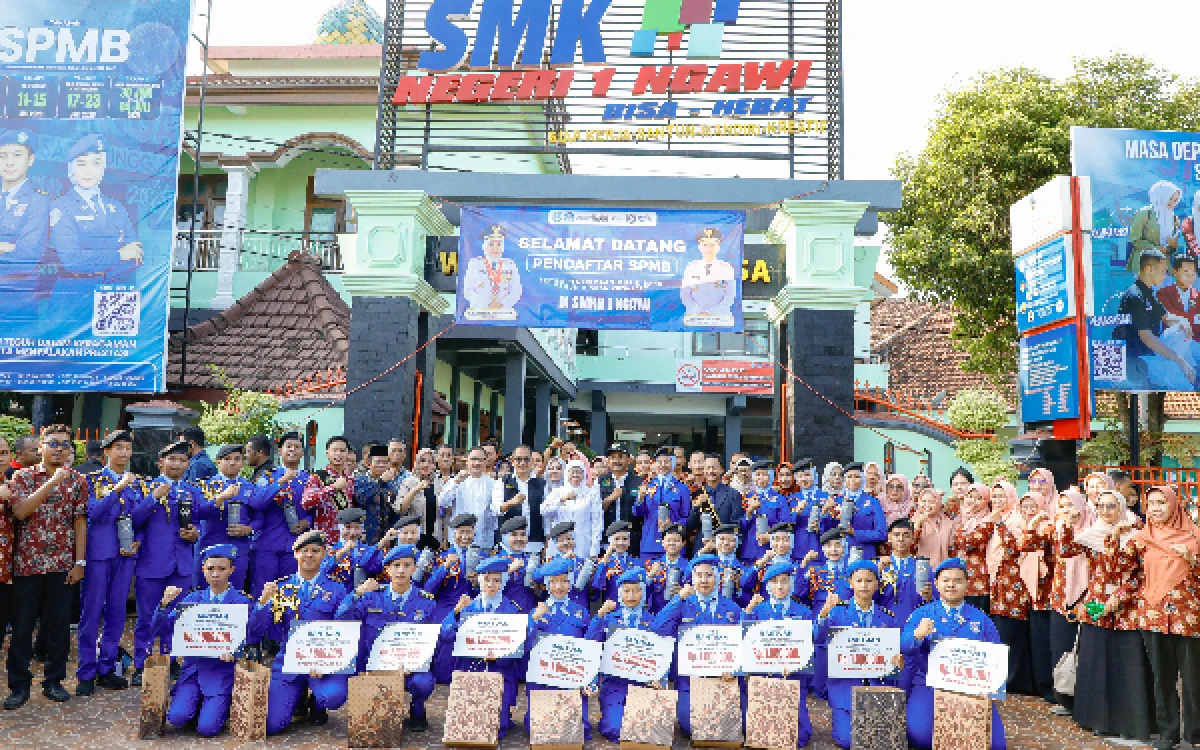Thumbnail Berita - Tanpa Antrean! Gubernur Khofifah Apresiasi SPMB SMA-SMK Negeri di Ngawi Hadirkan Layanan Verifikasi Data Terjadwal yang Mudah dan Nyaman