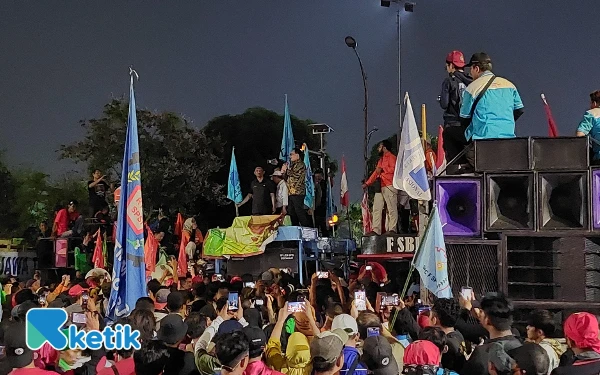Thumbnail Berita - Buruh Demo di Istana Merdeka Jakarta Dua Hari Penuh, Tolak UMP 2026