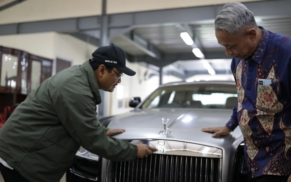 Thumbnail Wow! Lelang Rolls-Royce Kemensos Laku Rp2,5 M untuk Perbaiki RTLH Keluarga Miskin Ekstrem