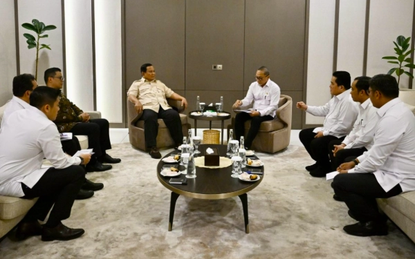 Thumbnail Baru Mendarat usai Tutup Retret, Prabowo Langsung Rapat bersama 5 Menteri di Halim