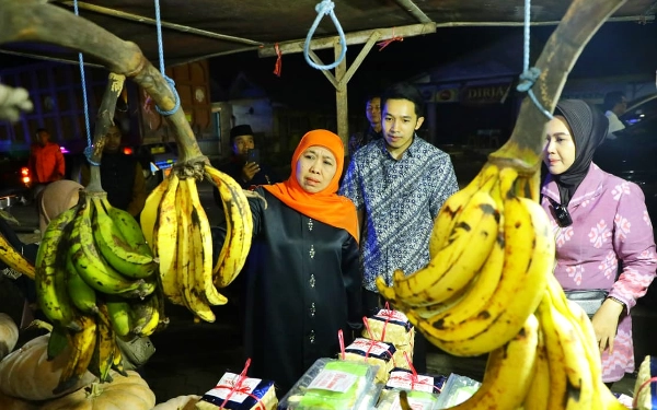 Thumbnail PEDAGANG SUMRINGAH! Gubernur Khofifah Borong Pisang Agung di Pasar Buah Ranuyoso