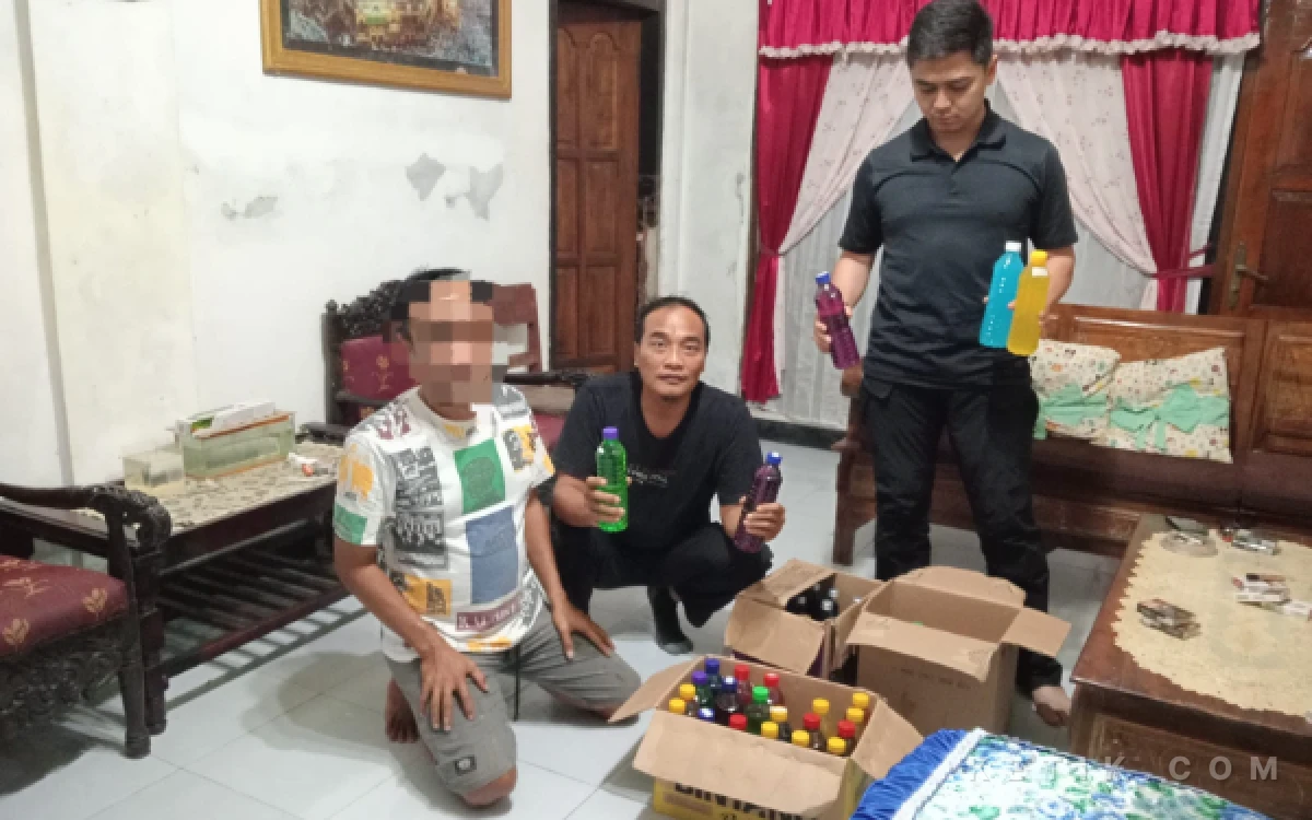 Thumbnail Berita - Dilaporkan Warga, Penjual Ciu di Pacitan Diciduk Polisi: Kedapatan Simpan 41 Botol