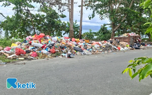 Thumbnail Sampah Luber ke Jalan di Area Pantai Desa Tuwokona, Bau Busuk Mengganggu