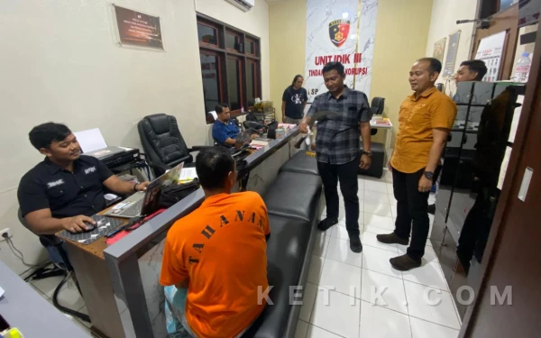 Thumbnail Berita - Diduga Dendam Masa Lalu, Seorang Kepala Sekolah di Situbondo Dibacok