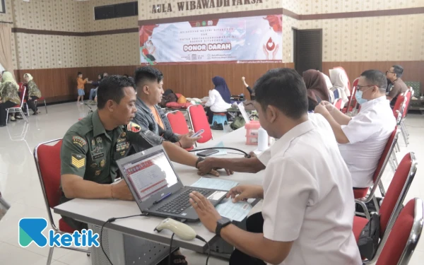 Thumbnail Berita - Peringati Hari Lahir Kejaksaan ke-80, Kejari Situbondo Gelar Donor Darah dan Pasar Murah