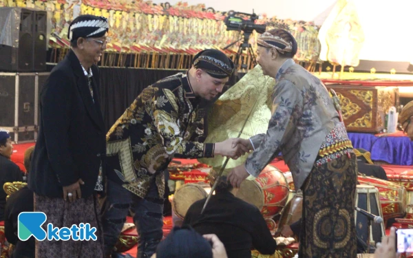 Thumbnail Berita - Ahmad Dhani Nonton Wayang di Trowulan Mojokerto sampai Dini Hari setelah Hampir Diusir dari Rapat DPR