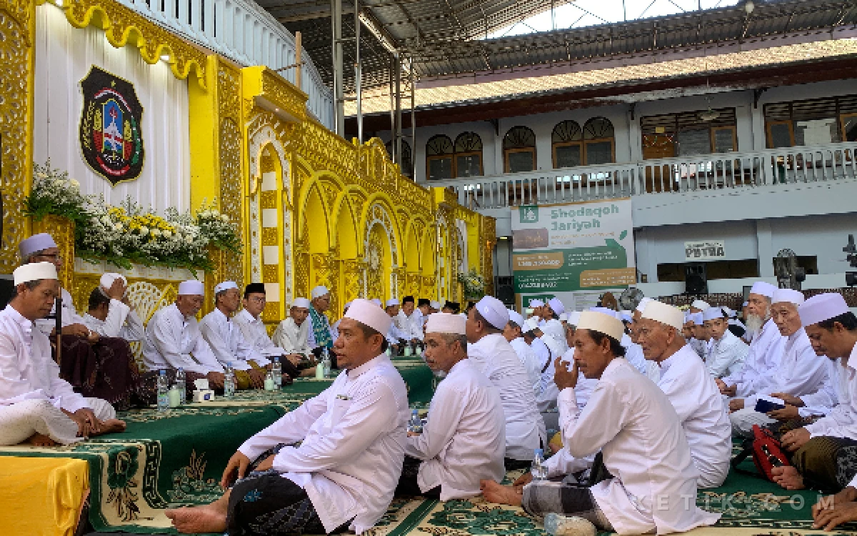 Thumbnail Berita - 2.000 Jamaah Penuhi Masjid Agung Blitar, Dzikir Hari Santri Menggema, Pesan Penting untuk Pemerintah Mengemuka