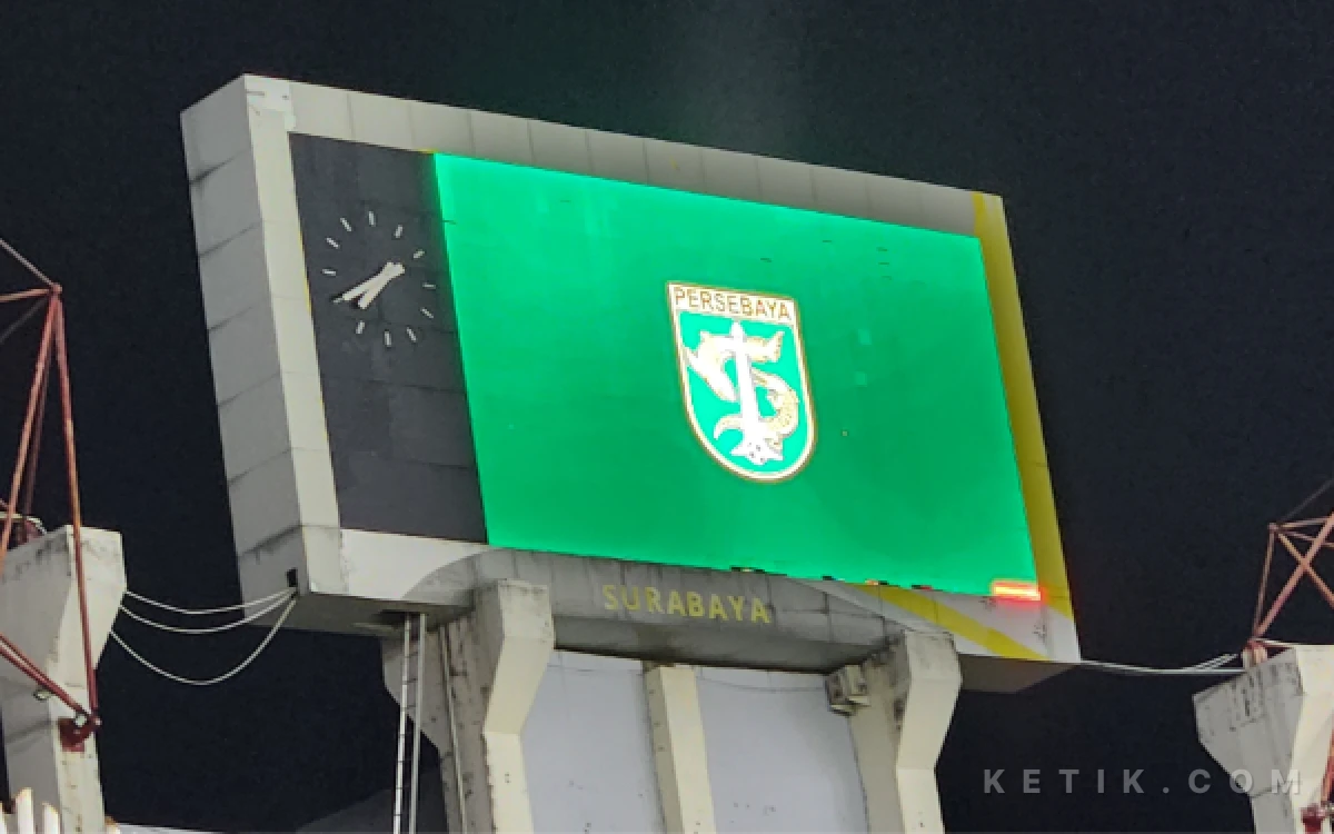 Thumbnail Berita - Jam Dinding di Papan Skor Digital Stadion GBT Sudah Lama Rusak, Kapan Diperbaiki?