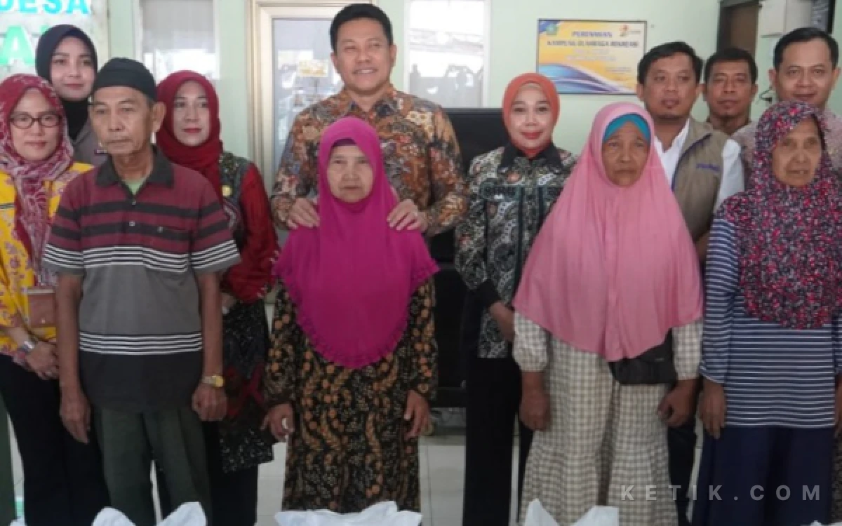 Foto Bupati Subandi dan Sriatun Subandi berfoto bersama setelah penyerahan bantuan beras untuk warga Desa Pabean, Kecamatan Sedati, Sidoarjo, pada Kamis (11 Juni 2026). (Foto: Sigit/Kominfo Sidoarjo)