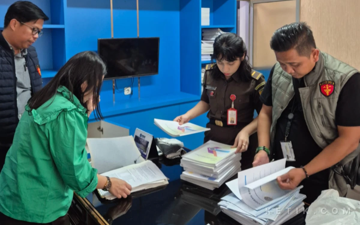 Foto Penyidik Kejari Palembang memeriksa sejumlah dokumen saat penggeledahan di Kantor Dishub Kota Palembang dalam penyidikan dugaan korupsi proyek pemeliharaan lampu penerangan jalan, Senin 29 Juni 2026. (Foto: M Nanda/ketik.com)