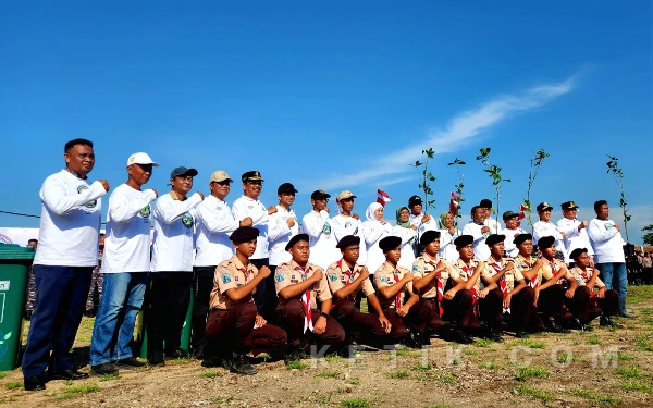Thumbnail Berita - SALUT! Bersih-Bersih Pantai Suramadu Bersama Gubernur Khofifah Libatkan Anggota Pramuka Jatim