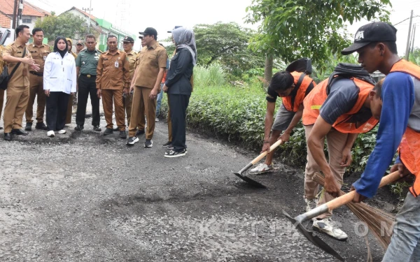 Thumbnail Berita - Bupati Subandi Minta Perbaikan Jalan Rusak Sidoarjo Pakai Aspal Hotmix