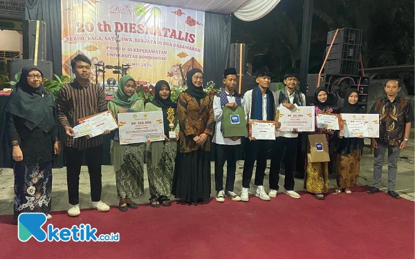 Thumbnail Tangis Haru dan Karya yang Bicara, SMKN 1 Tapen Borong Juara di Dies Natalis Universitas Bondowoso