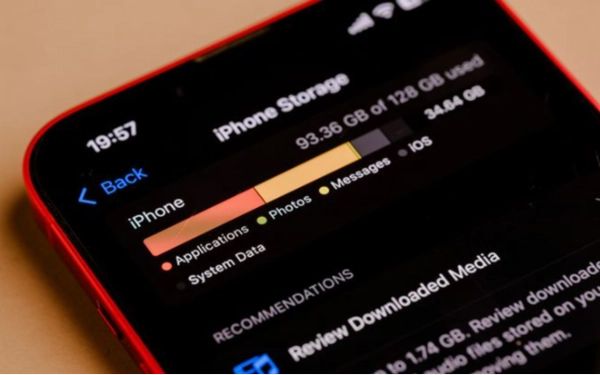 Thumbnail Berita - Ini Cara Membersihkan Memori HP Penuh Akibat Kiriman Video dan Foto Ucapan Lebaran