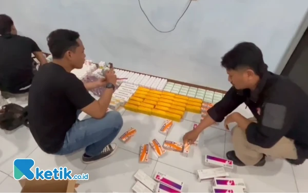 Thumbnail Polres Malang Gerebek Tempat Produksi Obat Ilegal di Gedangan, 2 Pelaku Ditangkap