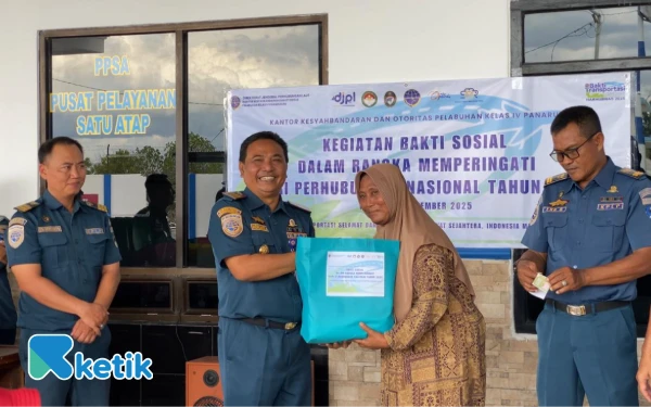 Thumbnail Berita - Peringati Harhubnas Ke-54, KSOP IV Panarukan Situbondo Bersih-Bersih Pantai dan Salurkan Paket Sembako