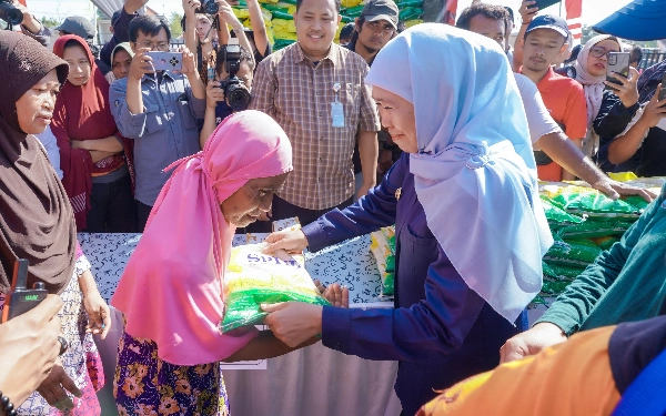 Thumbnail Khofifah Sabet Hati Emak-Emak Probolinggo! Pasar Murah Jadi Rebutan, Harga Bikin Dompet Tersenyum