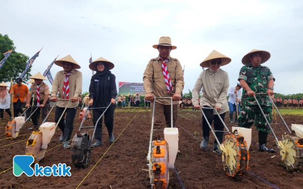 Thumbnail Berita - Ketika Kader Pramuka Tanam Jagung Serentak di Green Farm Banyuwangi