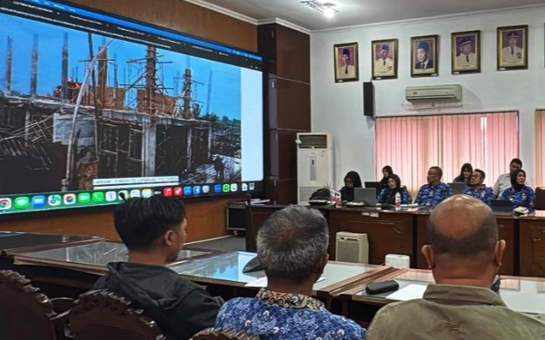 Thumbnail Berita - Proyek Dam Kedungpeluk Sidoarjo; Bupati Subandi Tegaskan Harus Selesai, Kasihan Warga Tanggulangin