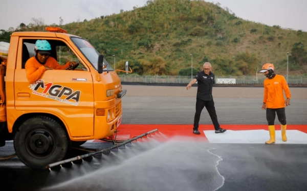 Thumbnail Berita - MotoGP Indonesia Makin Dekat, MGPA Kerahkan Road Sweeper Bersihkan Lintasan Sirkuit Mandalika