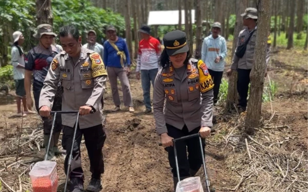 Thumbnail Berita - Bantu Sukseskan Program MBG, Ketua DPD HKTI Jatim Apresiasi Kapolsek Ambulu