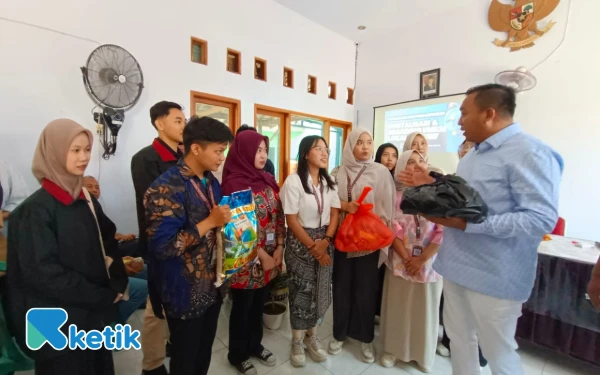 Thumbnail Berita - Bupati Situbondo Kunjungi Mahasiswa KKN dan Salurkan Paket Sembako