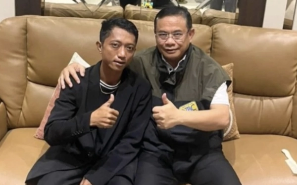 Thumbnail Usai Foto Bareng Bupati Sudewo, Penggagas Demo Pati Ahmad Husein Terekam Teler di Karaoke