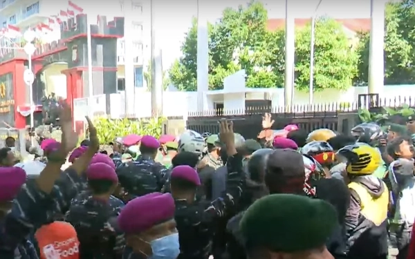 Thumbnail TNI AD dan Marinir Dekati Massa dengan Tangan Kosong di Depan Mako Brimob Kwitang, Suasana Mereda
