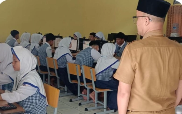 Thumbnail Berita - Kadis Pendidikan Lebak Doddy Irawan Tinjau TKA SMP, Tekankan Kejujuran dan Semangat