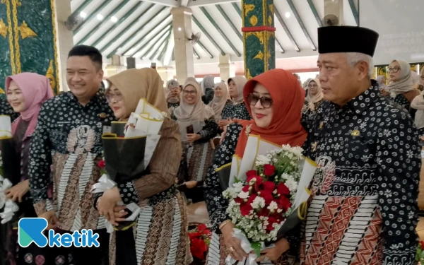 Thumbnail Romantis! Bupati Malang Beri Bunga untuk Istri di Hari Ibu, Sambil Titip Pesan Cegah Pernikahan Dini