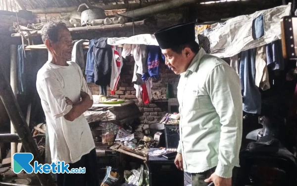 Thumbnail Berita - ”Ngrumat Rakyat”, Anggota DPRD Sidoarjo Sambangi Lansia Sebatang Kara di Rumah Reyot