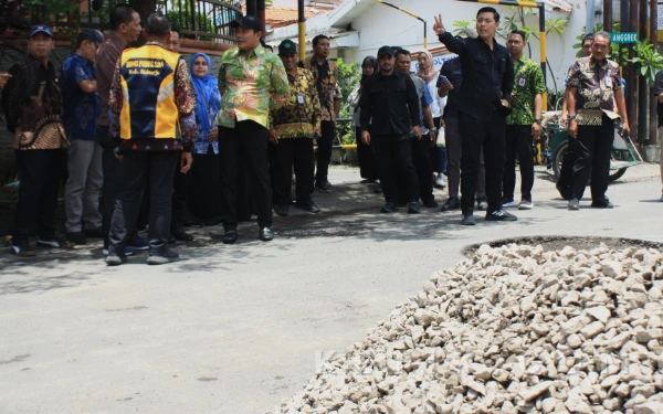 Bupati Subandi Gencar Sidak Jalan Rusak di Sidoarjo, Respons Cepat Keluhan Masyarakat