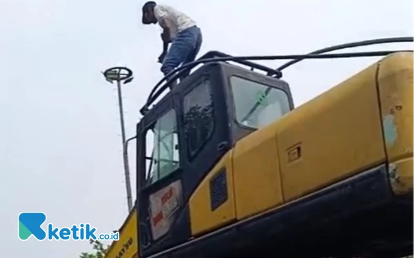 Thumbnail Berita - Pedagang Pepelegi Sidoarjo Tetap Berjualan, Alat Berat Datang untuk Normalisasi Sungai