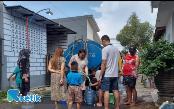 Thumbnail Gangguan Layanan, Tirta Kanjuruhan Beri Kompensasi Dropping Air Bersih di Karangploso