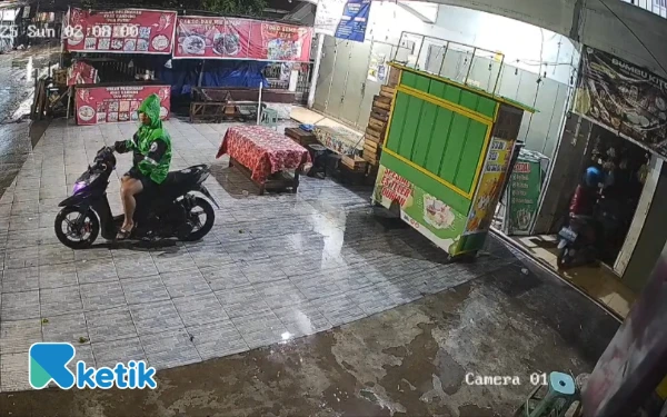 Thumbnail Motor Pedagang Bumbu Raib Dicuri di Pasar Pagi Palembang, Pelaku Terekam CCTV