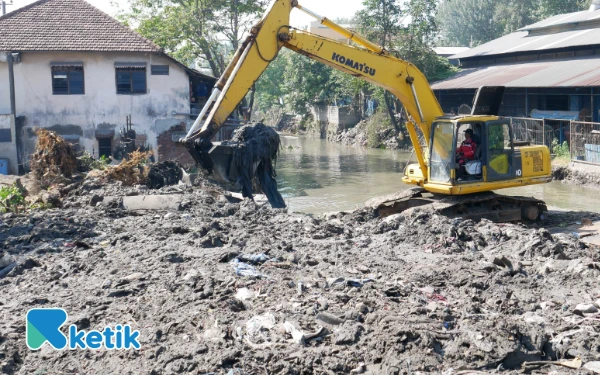 Thumbnail Berita - Bupati Subandi dan Wabup Mimik Idayana Awasi Normalisasi Sungai demi Cegah Banjir