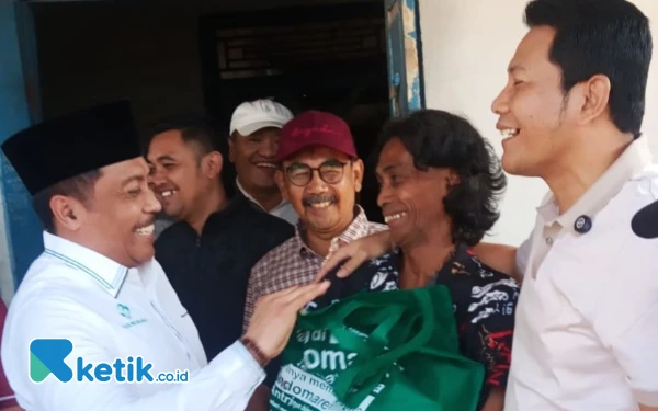 Thumbnail Bupati Subandi dan Anggota DPRD Sidoarjo Dhamroni Bantu Perbaiki Rumah Bekas ”Bad Boys”