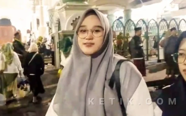Thumbnail Berita - Demi Mujahadah Kubro 1 Abad NU, Jemaah Wanita Ini Jalan Kaki 2,7 Km ke Venue Stadion Gajayana Kota Malang