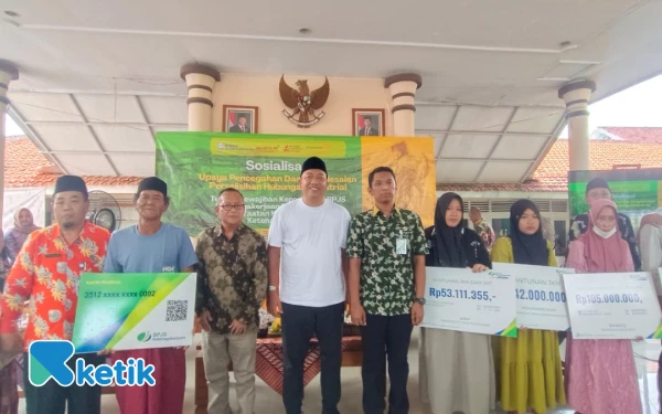 Thumbnail Berita - Pemkab Situbondo Distribusikan 4.110 Kartu BPJS Ketenagakerjaan untuk Buruh Tani dan Pekerja Rentan