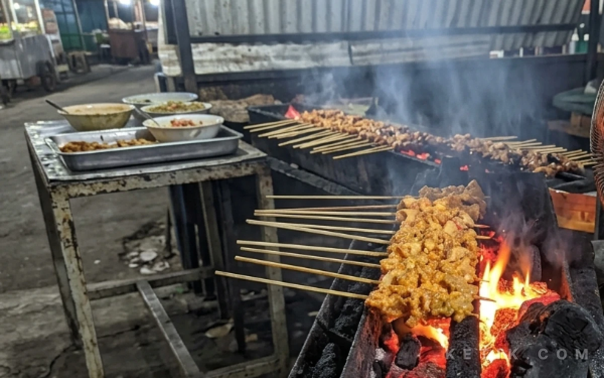 Thumbnail Berita - Sate Karak Ikonik Ampel Bu Elis! Gurih Berempah Tanpa Bumbu Kacang Sukses Jadi Menu Pilihan Pelanggan
