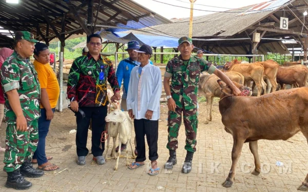 Thumbnail Berita - Buruh Tani Terdampak Pembangunan Bandara KASA Situbondo Terima 175 Sapi dan 350 Kambing
