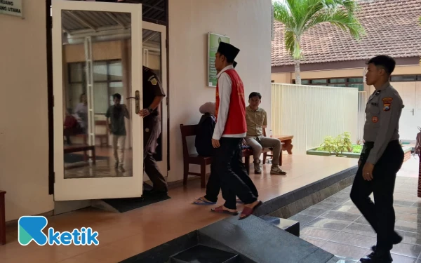 Thumbnail Berita - Kasus Korupsi Dana Fakir Miskin Situbondo Disidangkan, JPU Ungkap Modus 2 Terdakwa