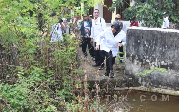 Tanggapi Keluhan Masyarakat, Wabup Situbondo Tinjau Langsung Sungai di Desa Wringinanom
