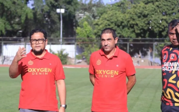 Thumbnail Mantan Pelatih Arema FC Kini Jadi Pahlawan Semen Padang, Kontrak Almeida Diperpanjang