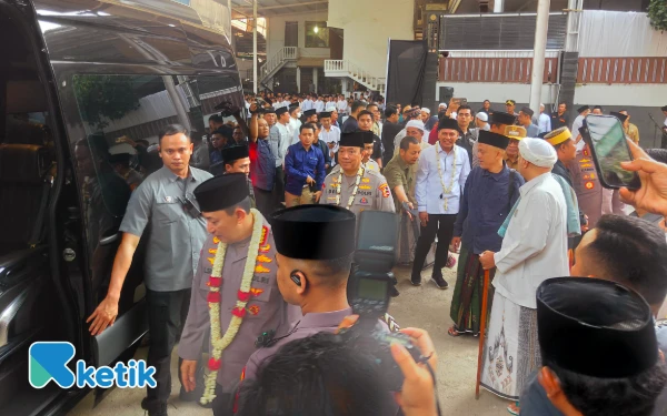 Thumbnail Berita - [FOTO] Kunjungan Kapolri ke Ponpes Banyuanyar Pamekasan