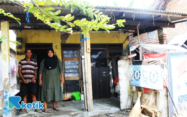 Thumbnail Berita - Tiga Tahun Pasrah Rumah Rusak, Pedagang Kerupuk Bersyukur Dibantu Bupati Subandi