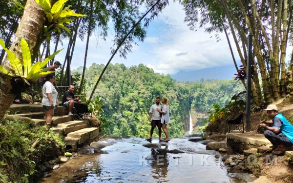 Thumbnail Berita - Gak Perlu Capek Trekking! Spot Panorama Air Terjun Kapas Biru Lumajang, View Bak Lukisan